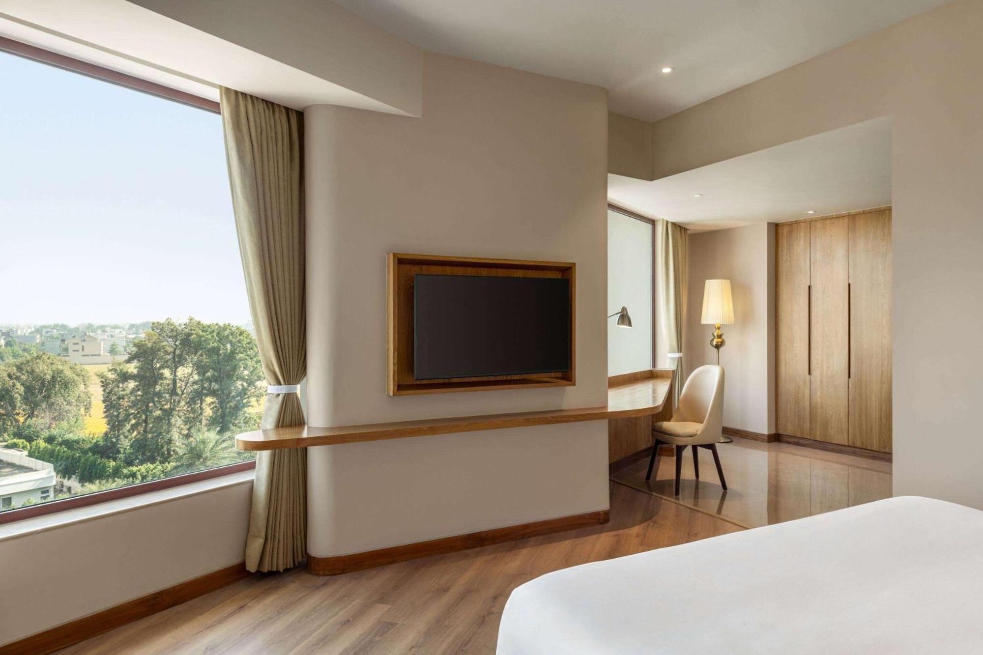 Ramada Encore By Wyndham Amritsar Airport Eksteriør billede