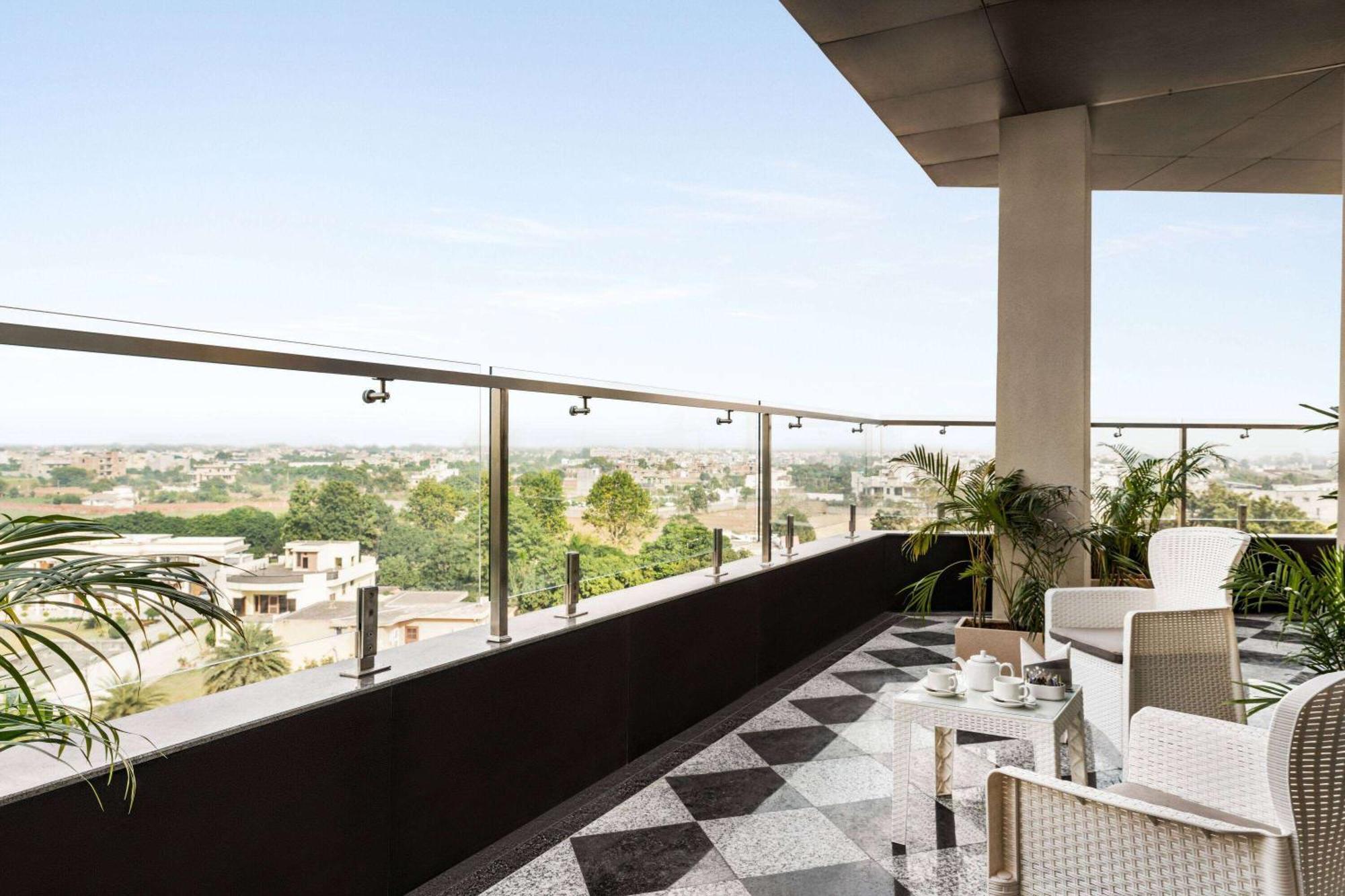 Ramada Encore By Wyndham Amritsar Airport Eksteriør billede